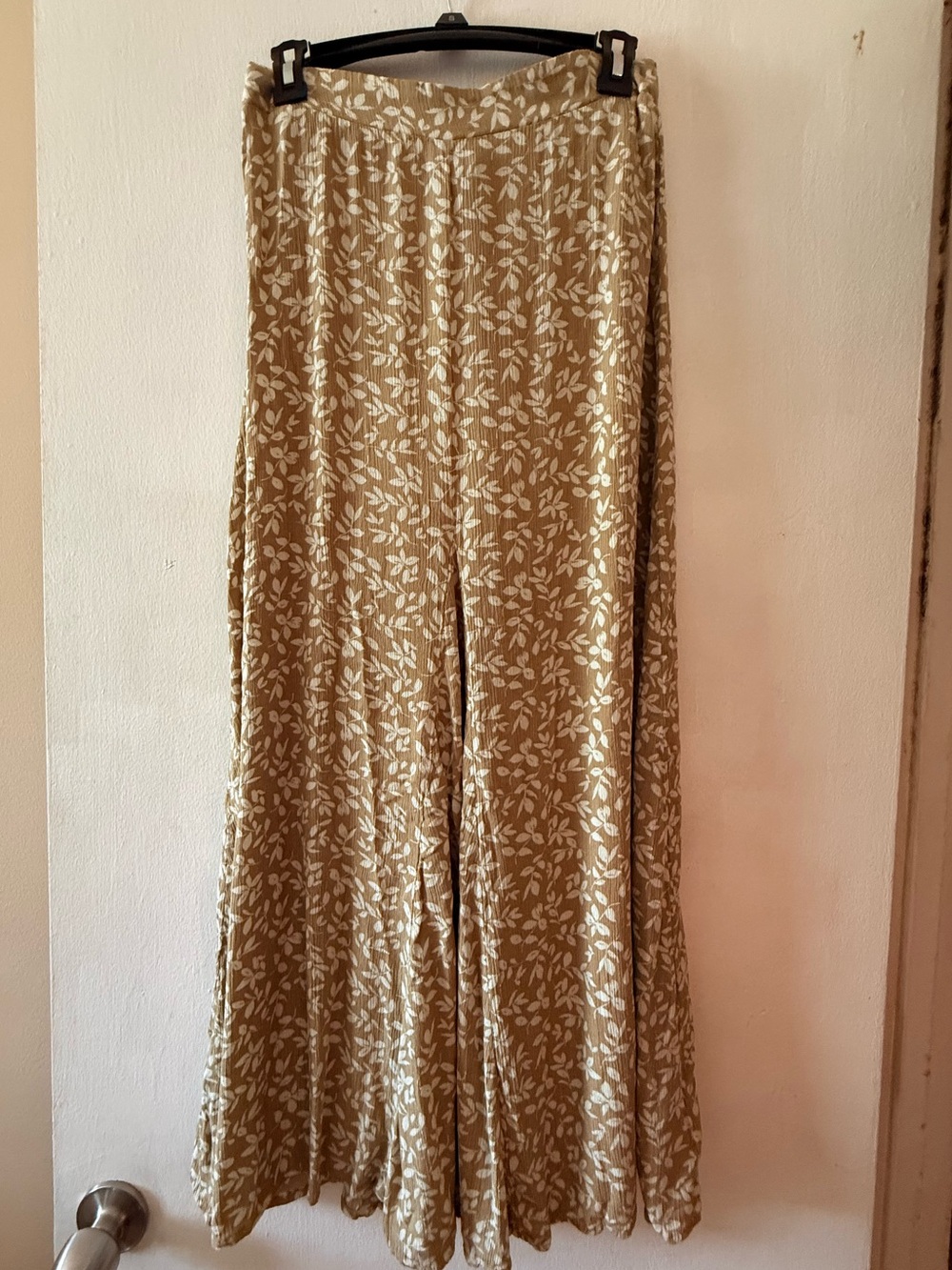 Bobeau Flowy Tan Skirt with Flowers Size Small